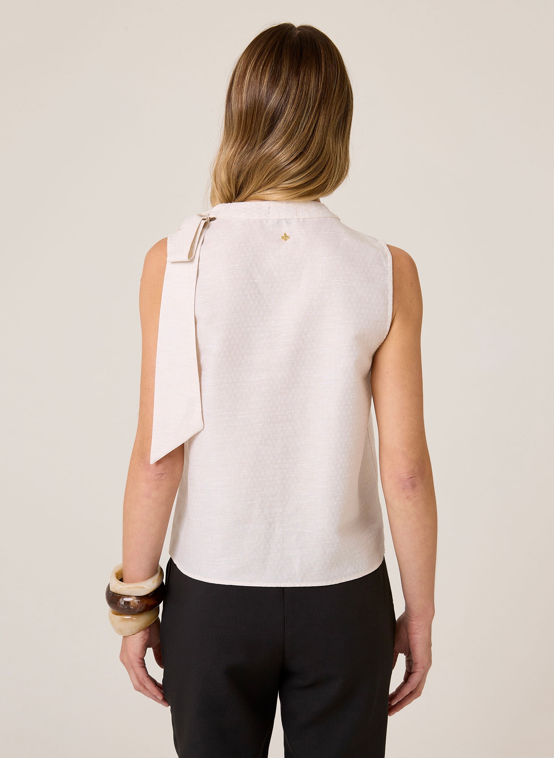 Blusa Reta Feminina com Amarração Elegante em Tecido Bege