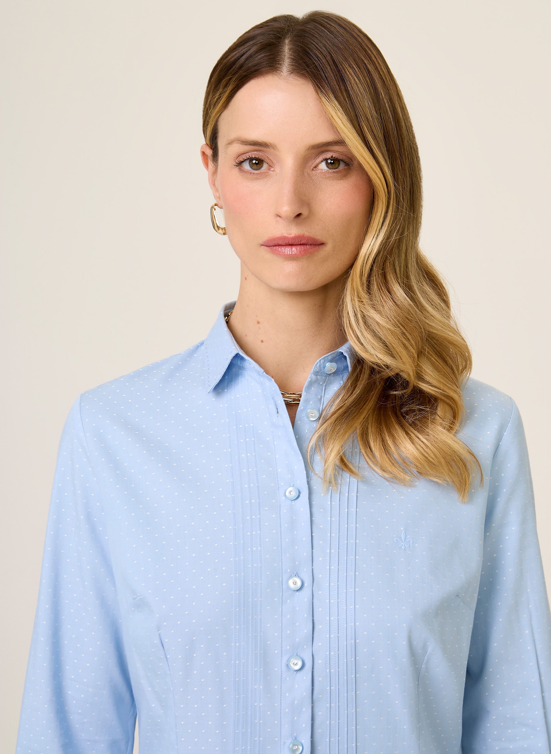Camisa Feminina Slim Fit com Pregas Vista Azul Claro Elegante