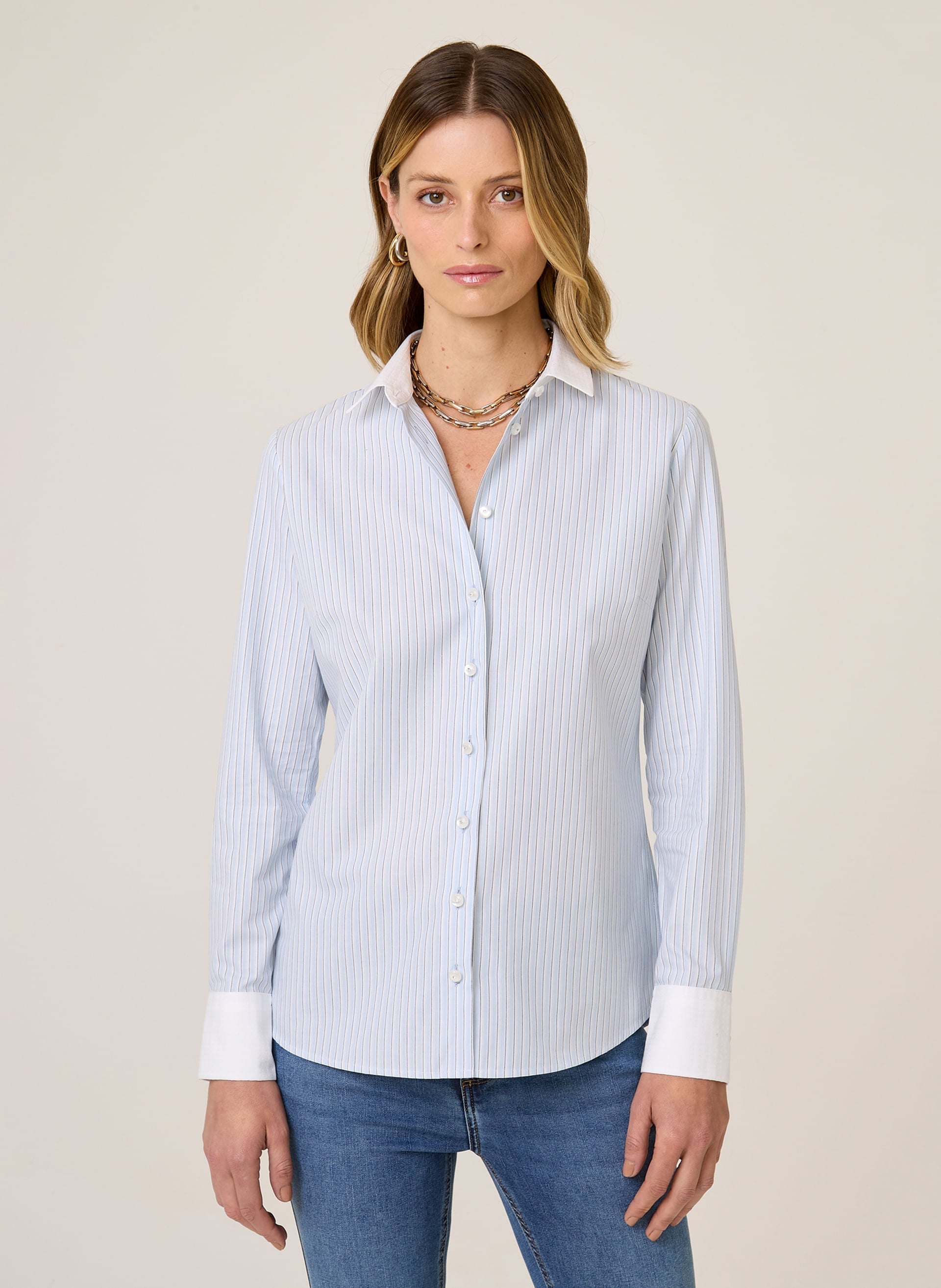 Camisa Regular Fit Listrada Feminina com Mangas Longas e Botões