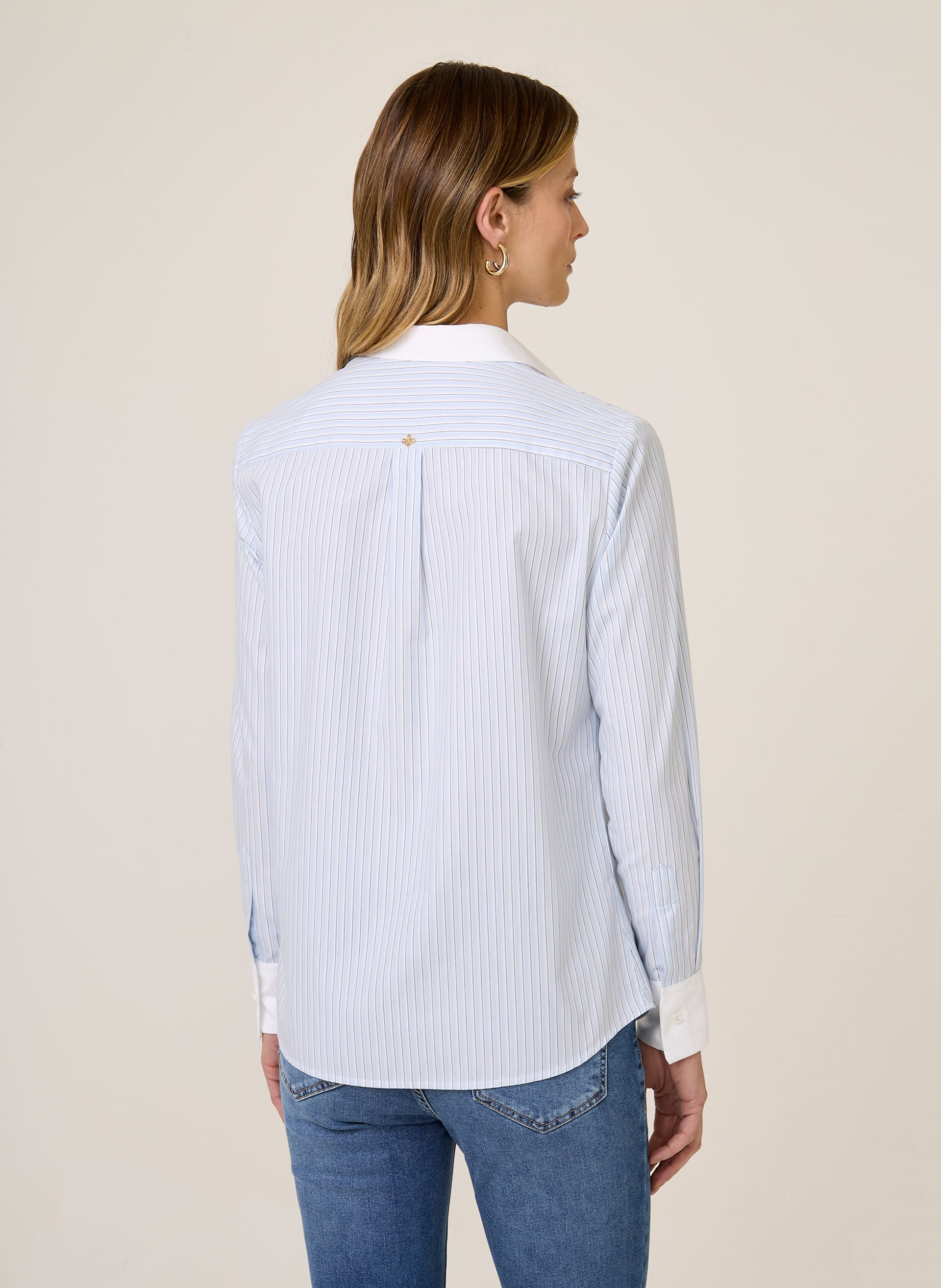 Camisa Regular Fit Listrada Feminina com Mangas Longas e Botões
