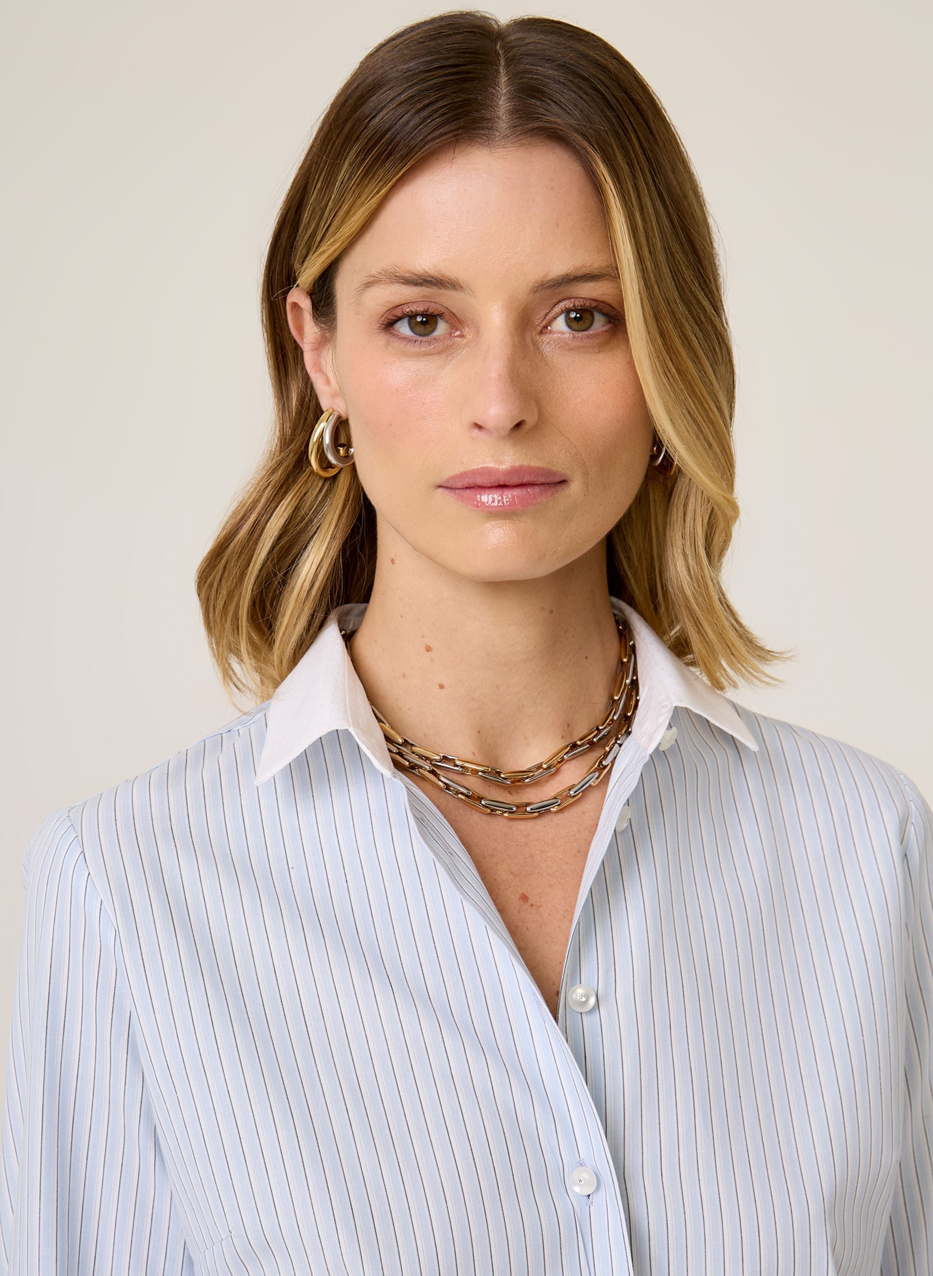 Camisa Regular Fit Listrada Feminina com Mangas Longas e Botões