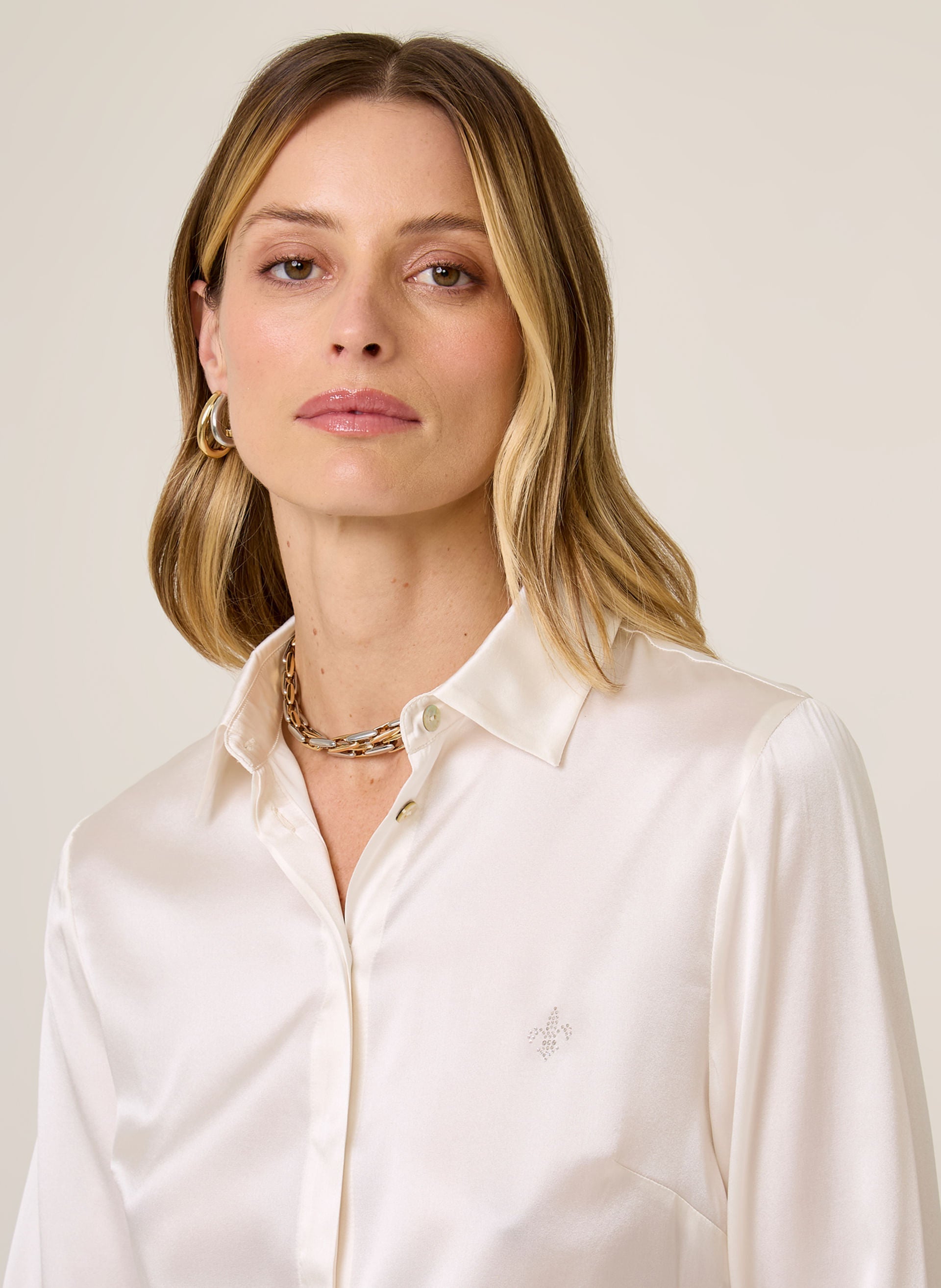 Camisa Feminina Slim Fit em Seda Lis Off White Elegante