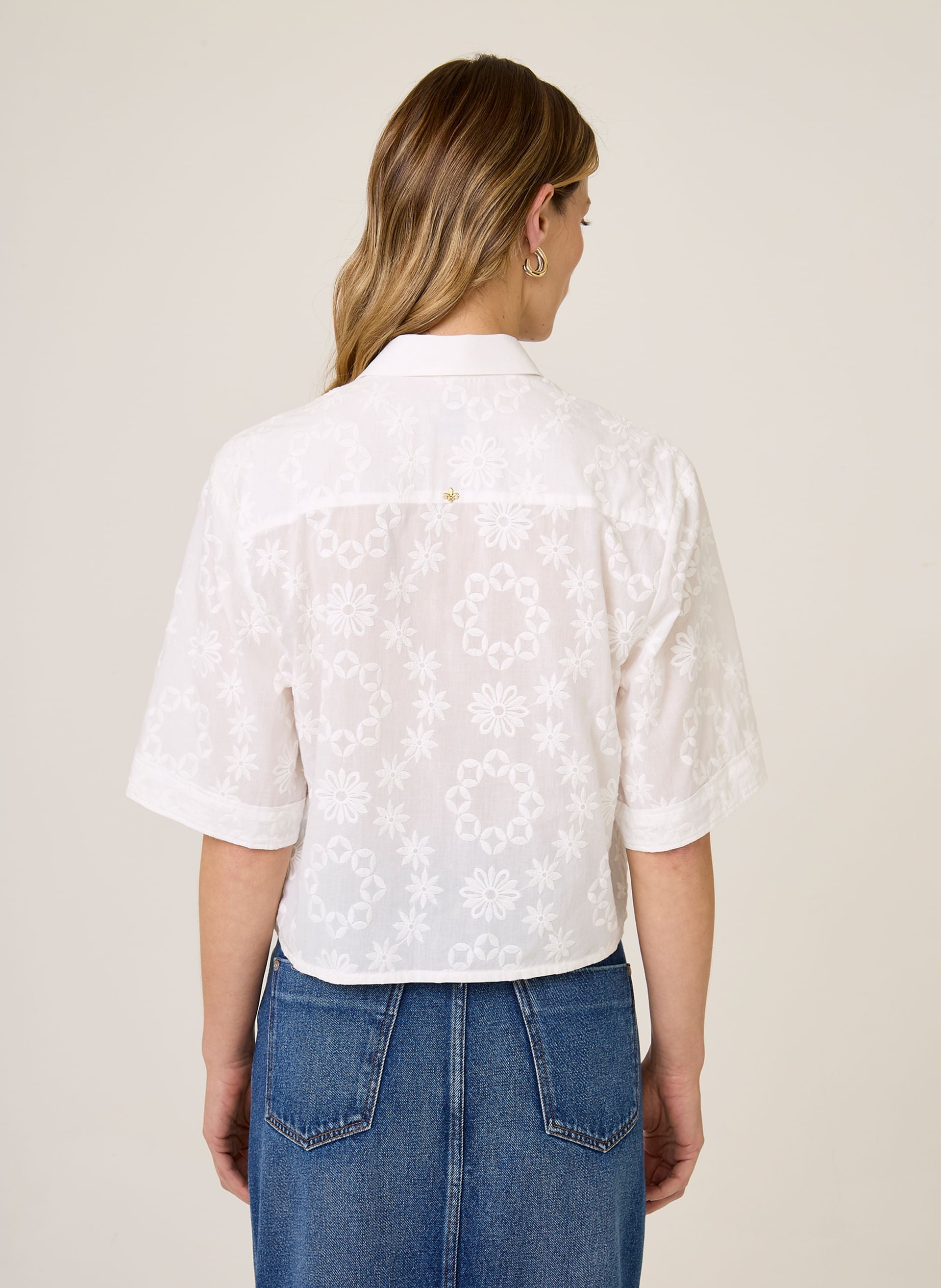 Camisa Cropped Laise Flor Feminina com Botões e Bolsos Frontais