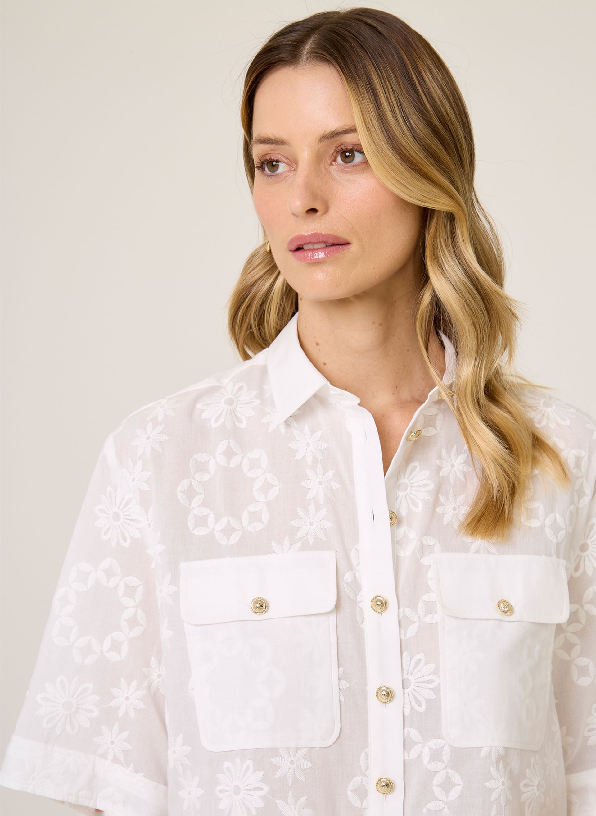 Camisa Cropped Laise Flor Feminina com Botões e Bolsos Frontais