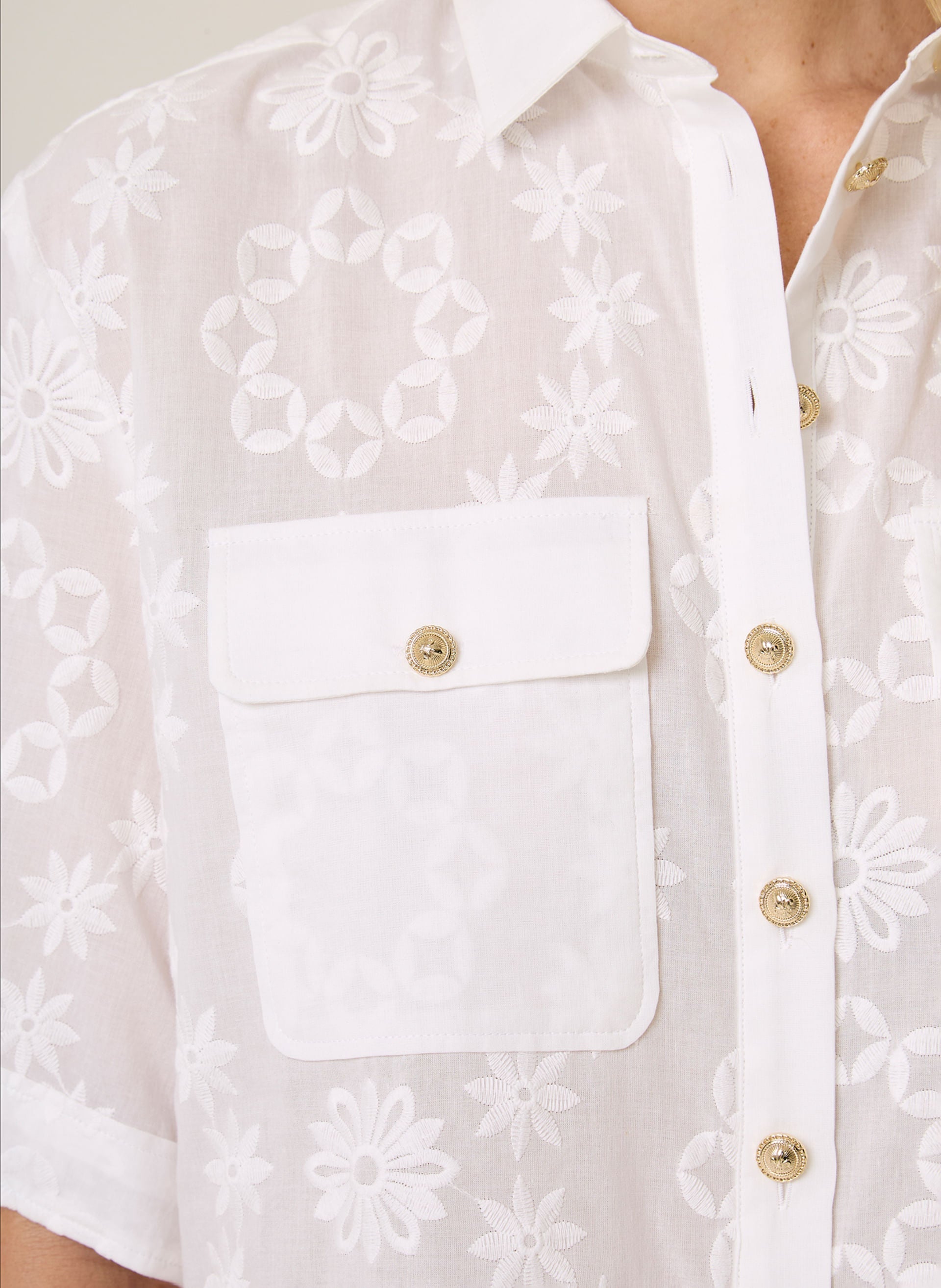 Camisa Cropped Laise Flor Feminina com Botões e Bolsos Frontais