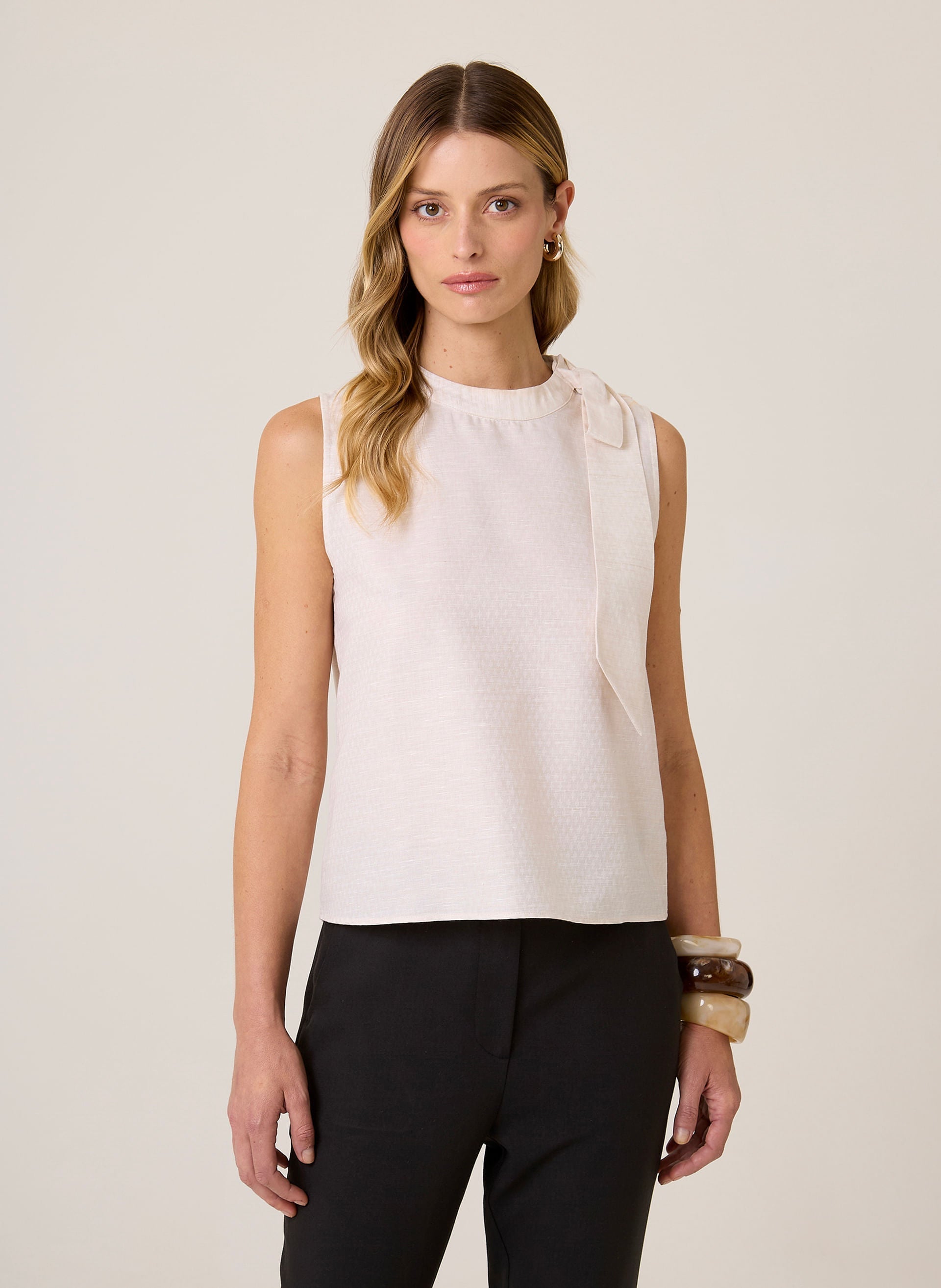 Blusa Reta Feminina com Amarração Elegante em Tecido Bege