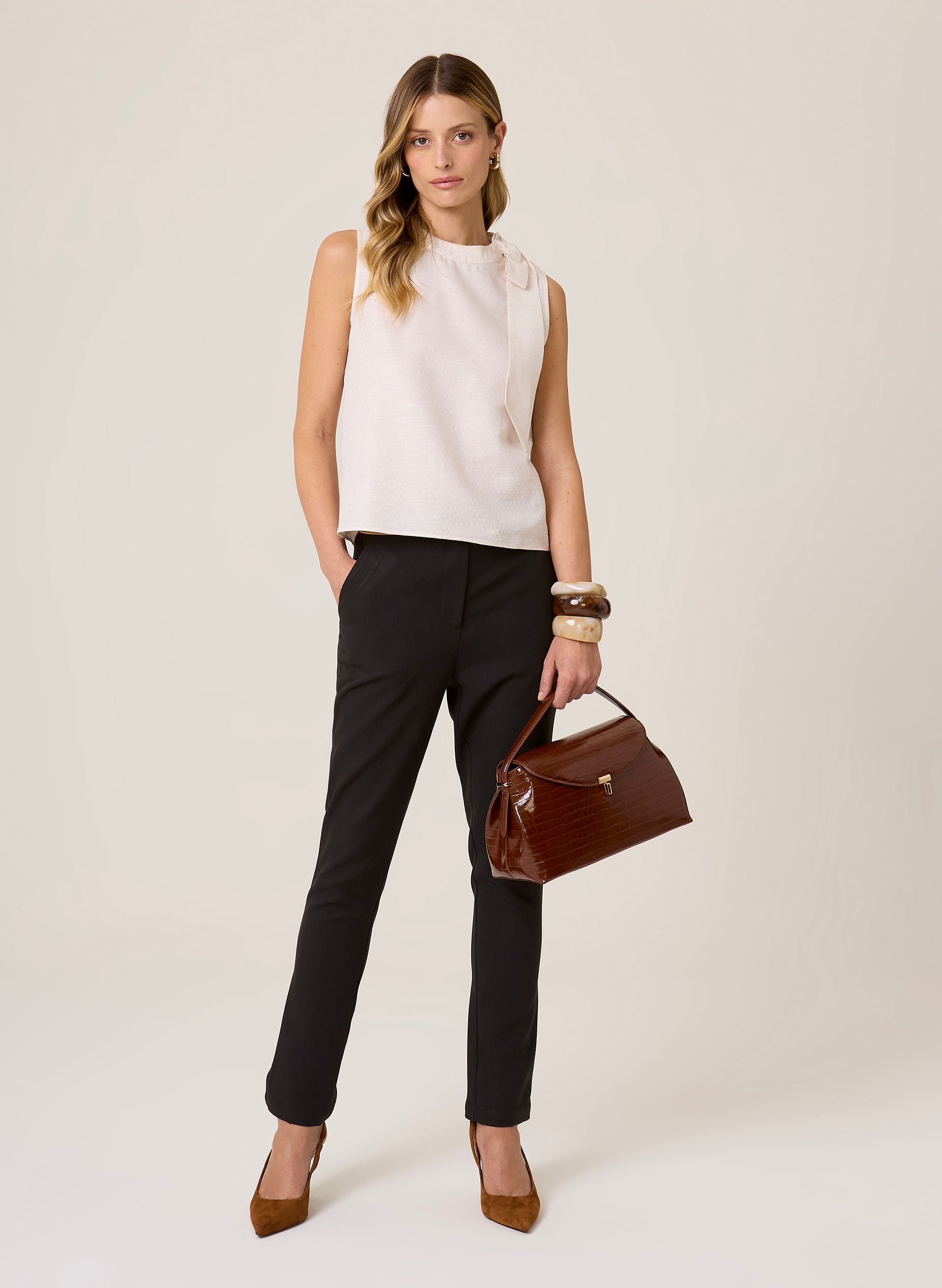 Blusa Reta Feminina com Amarração Elegante em Tecido Bege