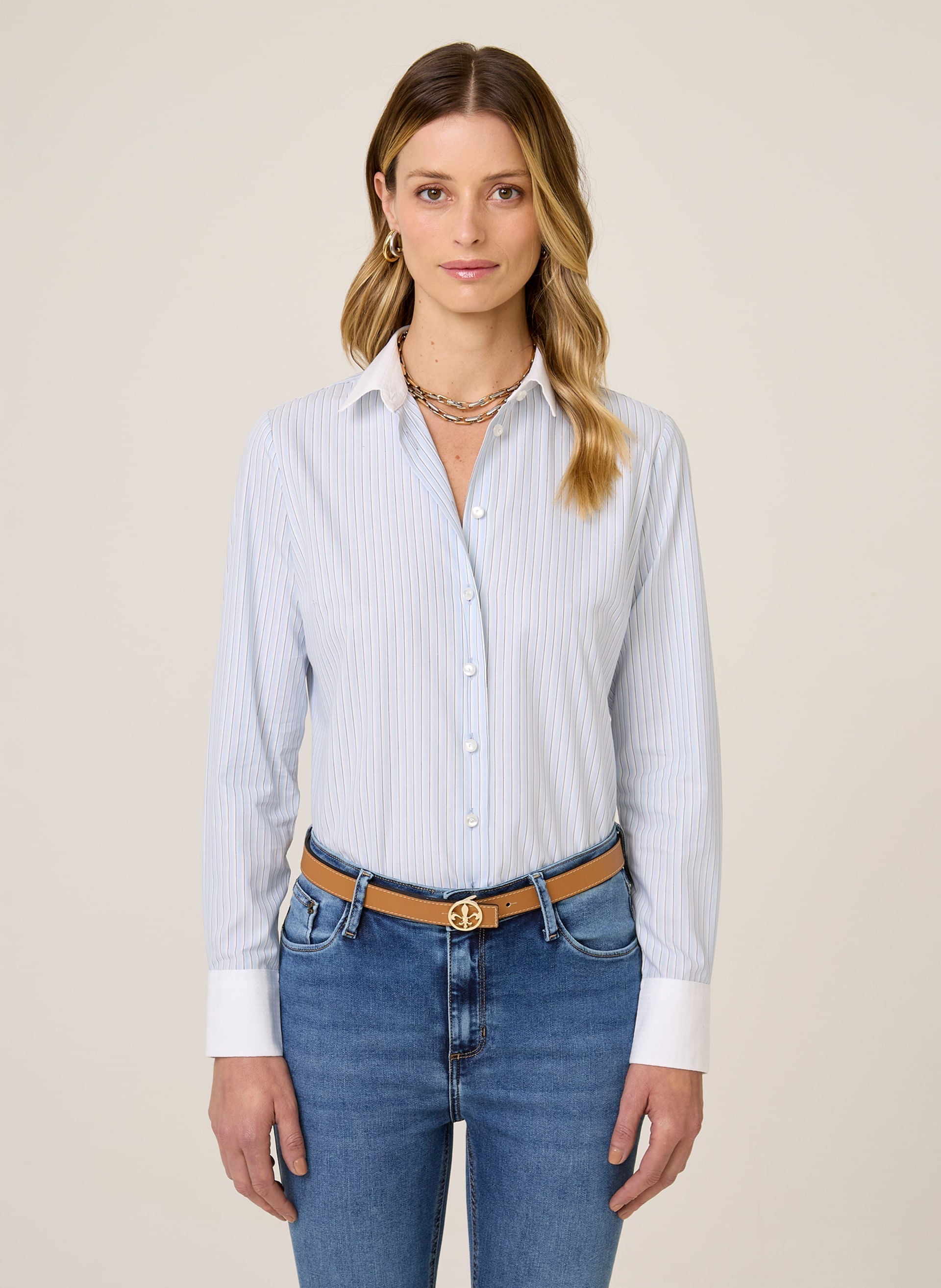 Camisa Regular Fit Listrada Feminina com Mangas Longas e Botões