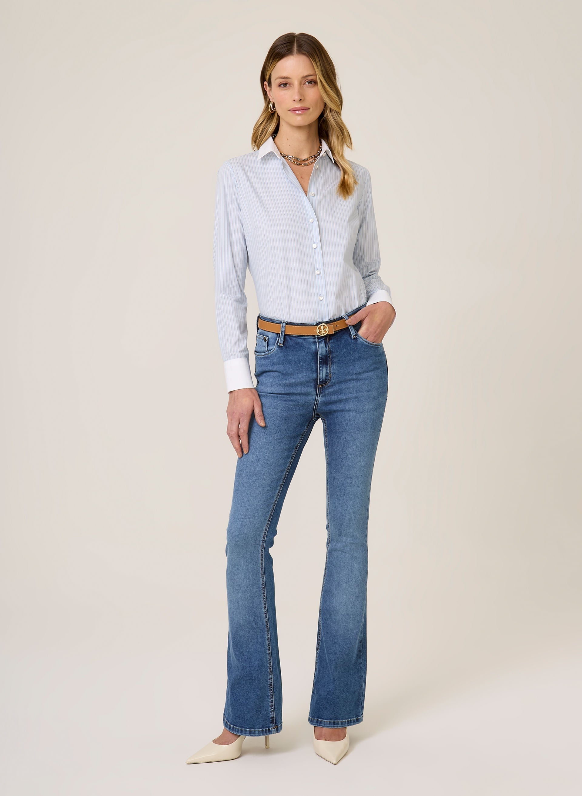 Camisa Regular Fit Listrada Feminina com Mangas Longas e Botões