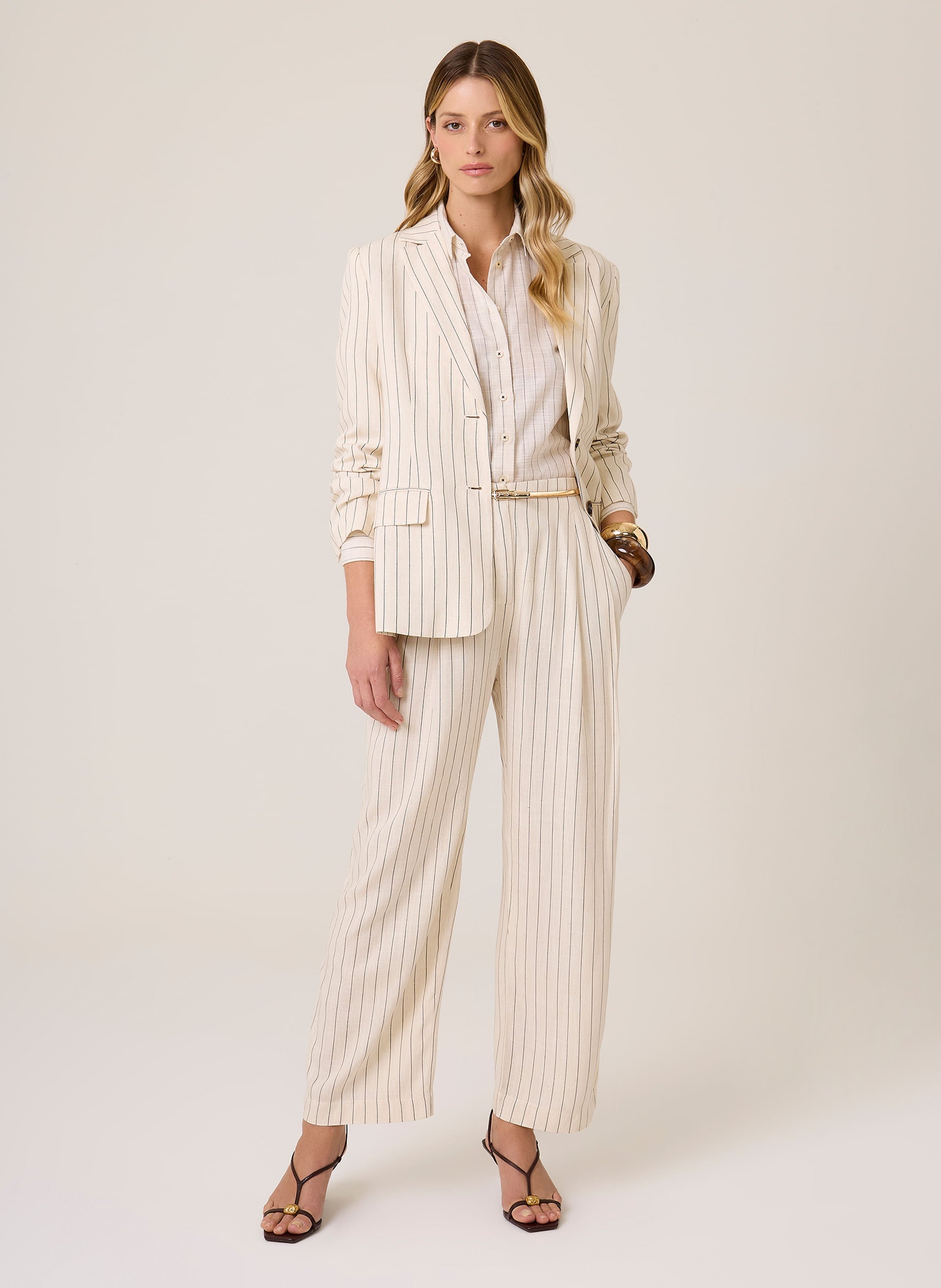 Camisa Slim Fit Listrada Feminina Bege Claro Confortável Elegante