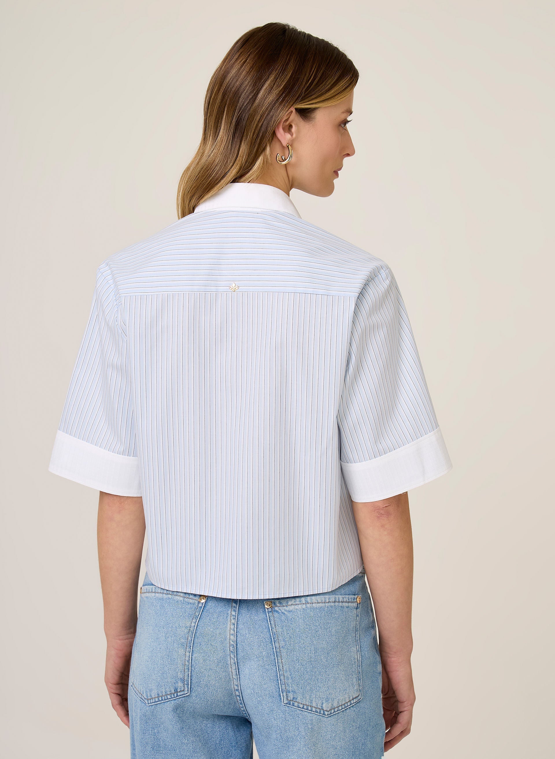 Camisa Cropped Listrada Feminina Azul Claro com Manga Ampla