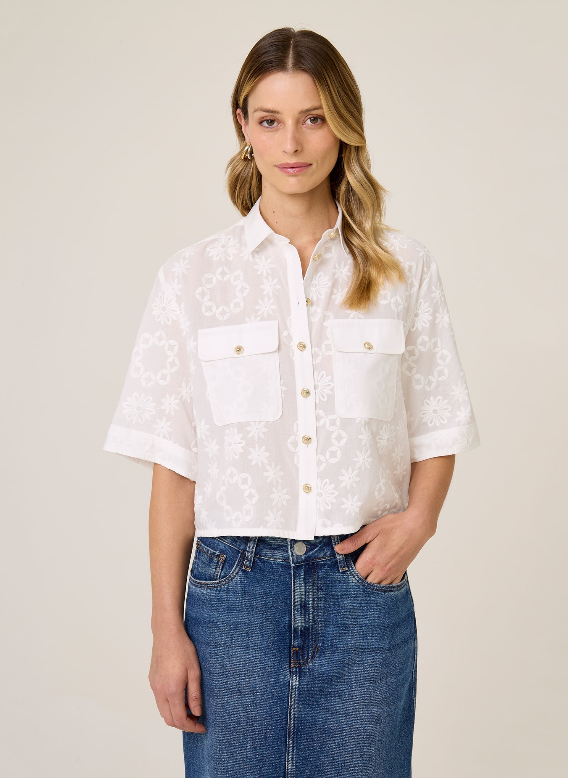 Camisa Cropped Laise Flor Feminina com Botões e Bolsos Frontais