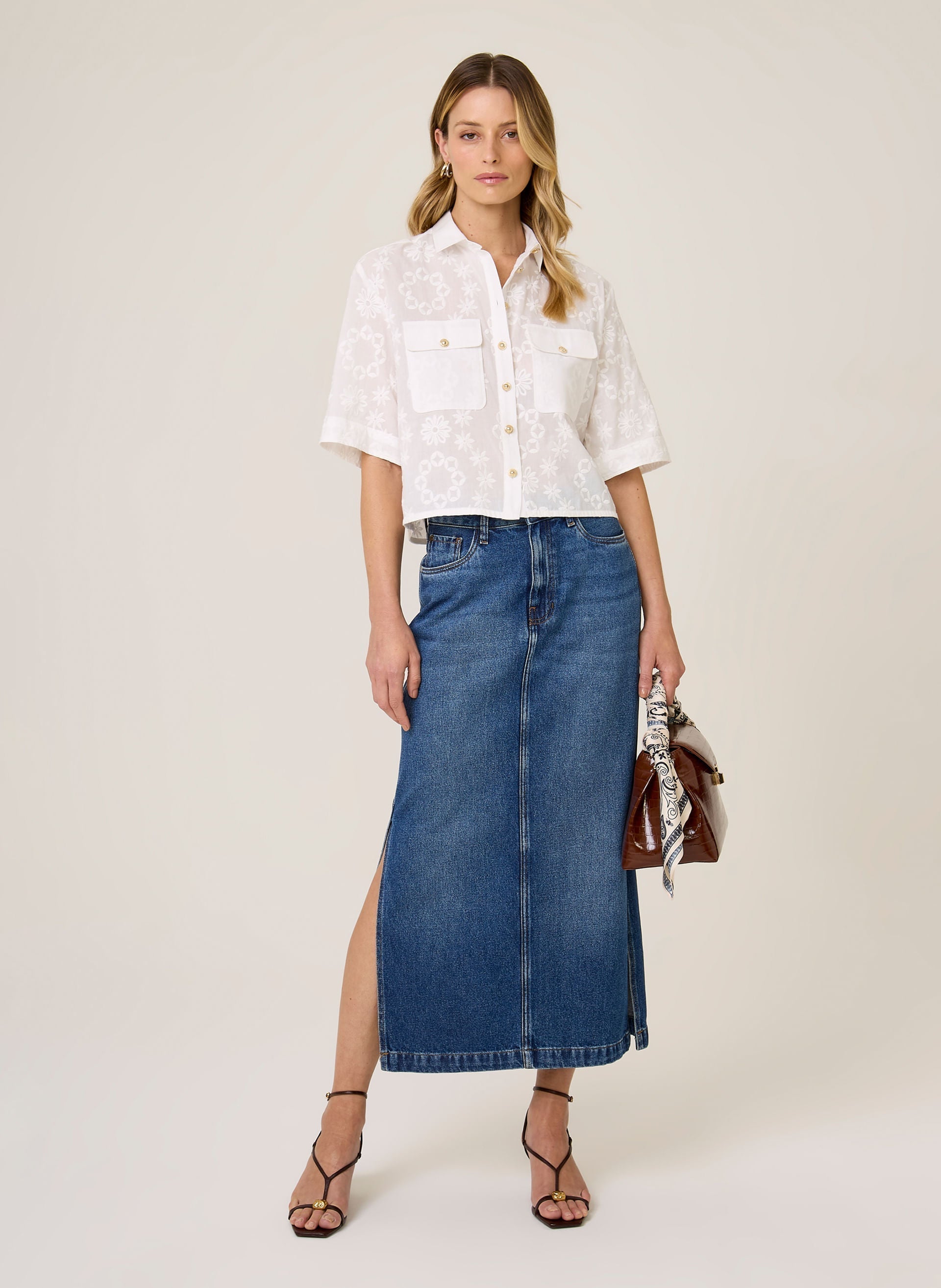 Camisa Cropped Laise Flor Feminina com Botões e Bolsos Frontais