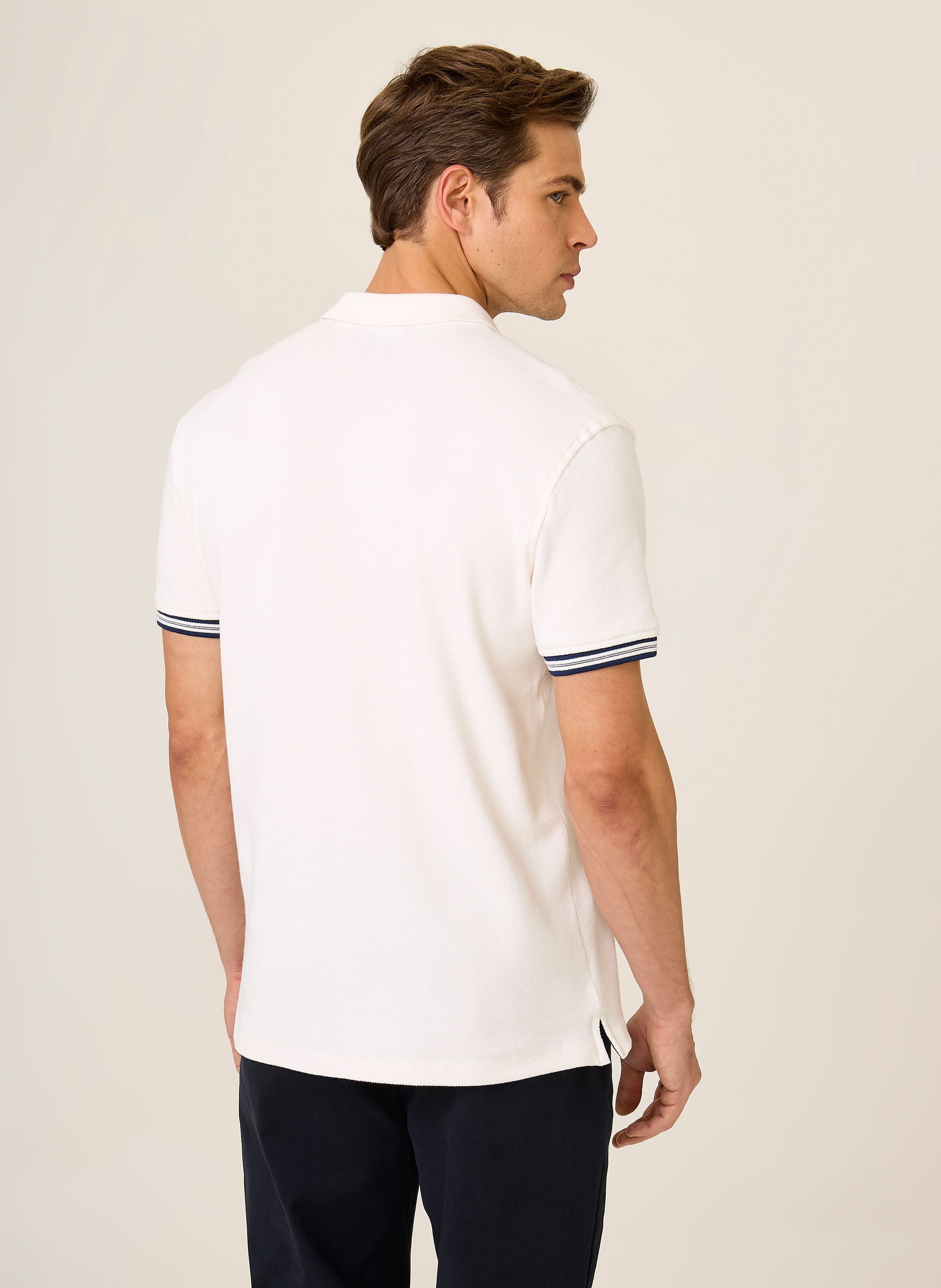 Polo Regular Fit Masculina com Punho Contraste Favo Off White