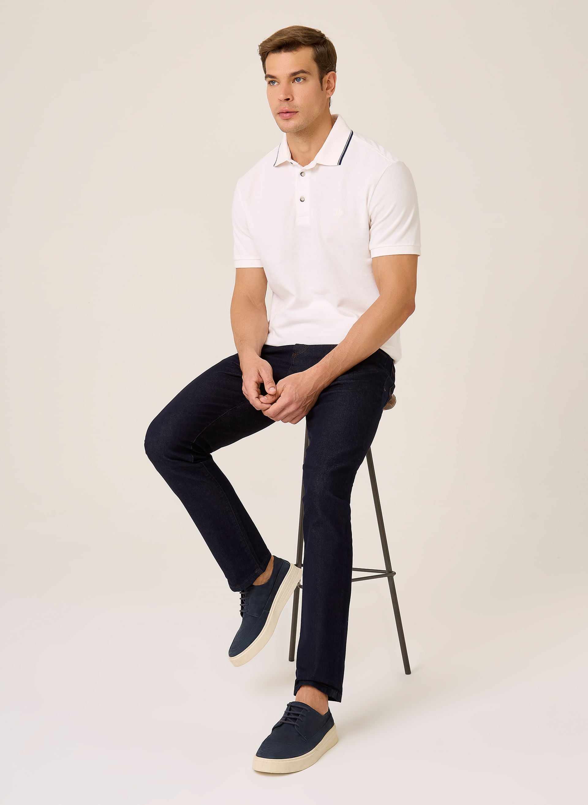Polo Masculina Regular Fit Gola Favo com Frisos Off White